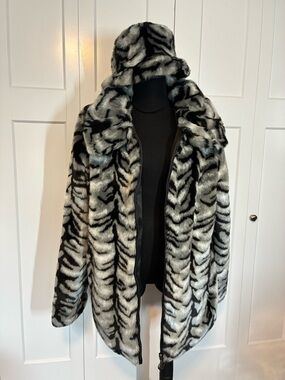 Dennis Basso Faux Fur White Tiger -Print Coat Black & White Matching Bucket Hat